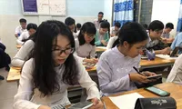 Quy định mới cho phép học sinh dùng điện thoại trong giờ học gây nhiều ý kiến trái chiều 