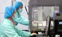 Các kỹ thuật viên làm việc tại phòng thí nghiệm gien của BGI ở Côn Minh, tỉnh Vân Nam, năm 2018. Ảnh: Reuters