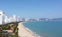 Mặt biển vịnh Nha Trang được tỉnh Khánh Hoà lấy lại để làm bãi tắm cho người dân. Ảnh: Lữ Hồ