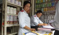 Cơ quan chức năng kiểm tra hóa đơn, chứng từ các quầy kinh doanh phụ gia thực phẩm tại chợ Kim Biên (quận 5, TPHCM)