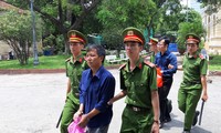 Hai bị cáo Trần Hải Ðăng (đi trước) và Nguyễn Ðăng Thảo sau phiên tòa chiều qua 5/6. Ảnh: Tân Châu 
