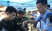 Một đối tượng trong đường dây đánh bạc được bàn giao cho phía Trung Quốc. Ảnh: NLÐ 