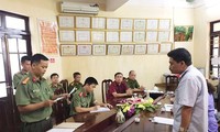 Cơ quan an ninh điều tra, Công an tỉnh Hà Giang đọc lệnh bắt tạm giam Nguyễn Thanh Hoài, cựu trưởng phòng khảo thí và quản lý chất lượng giáo dục, sở GD&ÐT tỉnh Hà Giang. Ảnh: PV ​