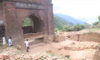 Nền móng công trình cổng Thiên hạ đệ nhất hùng quan và dấu vết con đường thiên lý được phát lộ sau khảo cổ. Ảnh: Nguyễn Thành