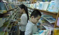 Sách giáo khoa dùng một lần gây lãng phí lớn Ảnh: Hồng Vĩnh 