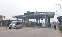 Một số trạm thu phí có làn thu tự động, nhưng đa số phí được thu theo hình thức thủ công Ảnh minh họa: PT 