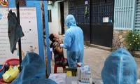 Nhân viên y tế lấy mẫu xét nghiệm COVID-19 cho người dân quận 6, TPHCM Ảnh: Ngô Bình 