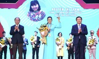 Ông Nguyễn Xuân Thắng, Giám đốc Học viện Chính trị Quốc gia Hồ Chí Minh (bên phải) trao tặng phần thưởng cho các tài năng trẻ. Ảnh: Trọng Tài