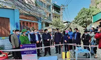 Bộ trưởng Bộ Y tế Nguyễn Thanh Long thăm nhân viên y tế và người dân vùng dịch 