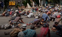 Người biểu tình nằm rạp xuống đất khi cảnh sát nổ súng giải tán biểu tình ở Mandalay hôm 3/3. Ảnh: Reuters