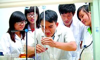 Sinh viên nghiên cứu khoa học - Ảnh: Hồng Vĩnh