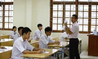 Giám thị trông thi hướng dẫn thí sinh quy chế thi