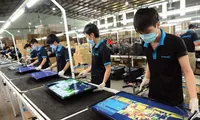 Lắp ráp TV tại Công ty Asanzo ảnh: UP