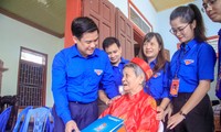 Đoàn đại biểu đảng viên trẻ tiêu biểu thăm và tặng quà Mẹ Việt Nam anh hùng Nguyễn Thị Cứu ở Ba Vì (Hà Nội), sáng 26/8 Ảnh: Duy Phạm