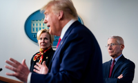 Tổng thống Mỹ Donald Trump cùng hai cố vấn tại một cuộc họp ở Nhà Trắng hồi tháng 3 về đối phó với COVID-19 ảnh: NYT 