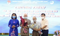 Anh Nguyễn Anh Tuấn, Bí thư thường trực T.Ư Đoàn (ngoài cùng, bên phải) trao quà cho các bác trong Ban liên lạc Đoàn Thanh niên cứu quốc Thành Hoàng Diệu. Ảnh: PV