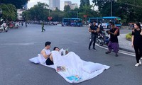 Cảnh tác nghiệp và trình diễn bên Hồ Gươm chiều 16/9 khiến nhiều người nhìn xa tưởng tai nạn giao thông Ảnh: Hải lê cao