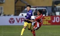 Pha tranh bóng giữa cầu thủ hai đội