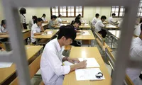 Thí sinh trước giờ làm bài thi tốt nghiệp THPT Quốc Gia 2018 tại Hà Nội. ảnh: ngọc châu