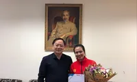 Tổng biên tập Lê Xuân Sơn trao thưởng cho VĐV Vương Thị Huyền ảnh: H.M 