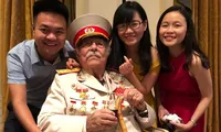 Ê kíp ghi hình tại Hy Lạp và ông Kostas Nguyễn Văn Lập Ảnh: NVCC 