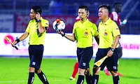 Tổ trọng tài điều khiển trận đấu