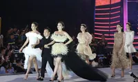 Lê Thanh Hòa cùng hai “nàng thơ” Kỳ Duyên và Tiểu Vy trình diễn tại Vũng Tàu Ảnh: Trọng Tài 