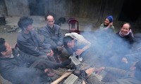 Người dân vùng cao Nghệ An sưởi ấm bên bếp lửa chống chọi giá rét. Ảnh: Cảnh Huệ 
