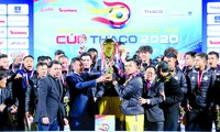 Chỉ 3 ngày sau khi nâng cao Siêu cúp bóng đá Quốc gia – cúp THACO 2020, Văn Quyết sẽ được vinh danh Quả bóng vàng Việt Nam 2020? ảnh: NHƯ Ý 