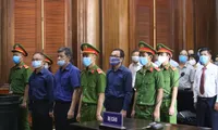 Các bị cáo trong vụ xử sai phạm liên quan đến khu "đất vàng" 8-12 Lê Duẩn (TPHCM) ảnh: tân châu 