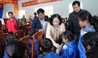 Uỷ viên Bộ Chính trị, Bí thư Trung ương Đảng, Trưởng Ban Dân vận Trung ương Trương Thị Mai làm trưởng đoàn đến thăm, động viên, chia sẻ khó khăn mất mát và tặng quà Tết cho đồng bào vùng sạt núi xã Trà Leng, huyện Nam Trà My. ảnh: TTXVN