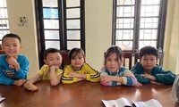 5 học sinh Trường Tiểu học thị trấn Phùng mang 3 chiếc phong bì nhặt được đến cơ quan công an trình báo 