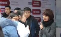 PGS.TS Phạm Thu Hương, Phó hiệu trưởng Trường ĐH Ngoại thương, tư vấn tuyển sinh cho thí sinh. Ảnh: FTU 
