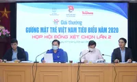  Bí thư thứ nhất T.Ư Đoàn Nguyễn Anh Tuấn (thứ 2 từ trái qua) cho ý kiến về các gương mặt tại cuộc họp Hội đồng lần 2 ẢNH: XUÂN TÙNG 
