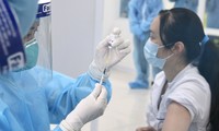 Tiêm vắc-xin phòng COVID-19 cho nhân viên y tế. Ảnh: Như Ý