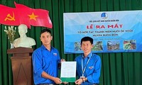Bí thư huyện Đoàn (phải) và anh Hội trong lễ ra mắt tổ hợp tác thanh niên nuôi ốc nhồi