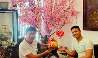 Y Buih (phải) và sản phẩm dừa thư pháp tặng bạn bè, người thân