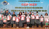 Học sinh khó khăn vùng biên giới được Bộ đội Biên phòng nâng bước đến trường