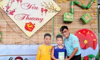 Giáo viên vùng sâu lì xì đặc biệt cho học sinh 