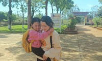 Nữ sinh vùng sâu đưa bạn khuyết tật đến trường bất kể nắng mưa