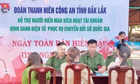 Tuổi trẻ Công an Đắk Lắk giúp người hiến máu kích hoạt tài khoản định danh điện tử