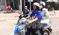 Tình nguyện viên làm xe ôm, nấu cơm tiếp nước cho thí sinh