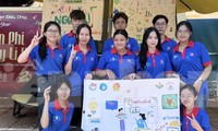 Sôi nổi những gian hàng tình nguyện của thanh niên