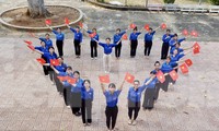 Giới trẻ Đắk Lắk xếp hình trái tim, lan tỏa niềm tự hào dân tộc
