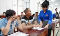 Quà tặng ý nghĩa với công dân đầu tiên hoàn thành thủ tục hành chính ở Đắk Lắk