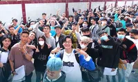 1.500 bạn trẻ đội nắng, ngồi bệt ở vỉa hè chờ casting Rap Việt