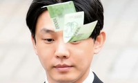 Ảnh đế bị người dân phỉ nhổ, ném tiền vào mặt 