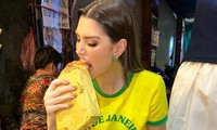 Hoa hậu đẹp nhất thế giới ăn bánh tráng nướng vỉa hè ở TPHCM