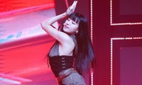 Nữ ca sĩ bị chỉ trích vì thường mặc đồ cắt xẻ táo bạo