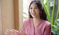 Hoa hậu Lan Anh: &apos;Tôi nói được 4 thứ tiếng, không thích mặc váy quá ngắn&apos;
